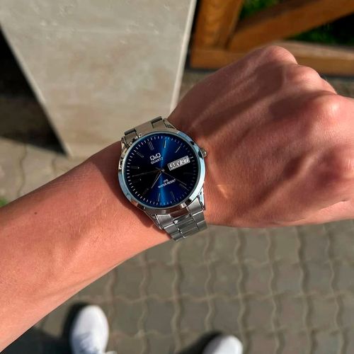 Reloj Q&Q análogo metálico plateado para hombre